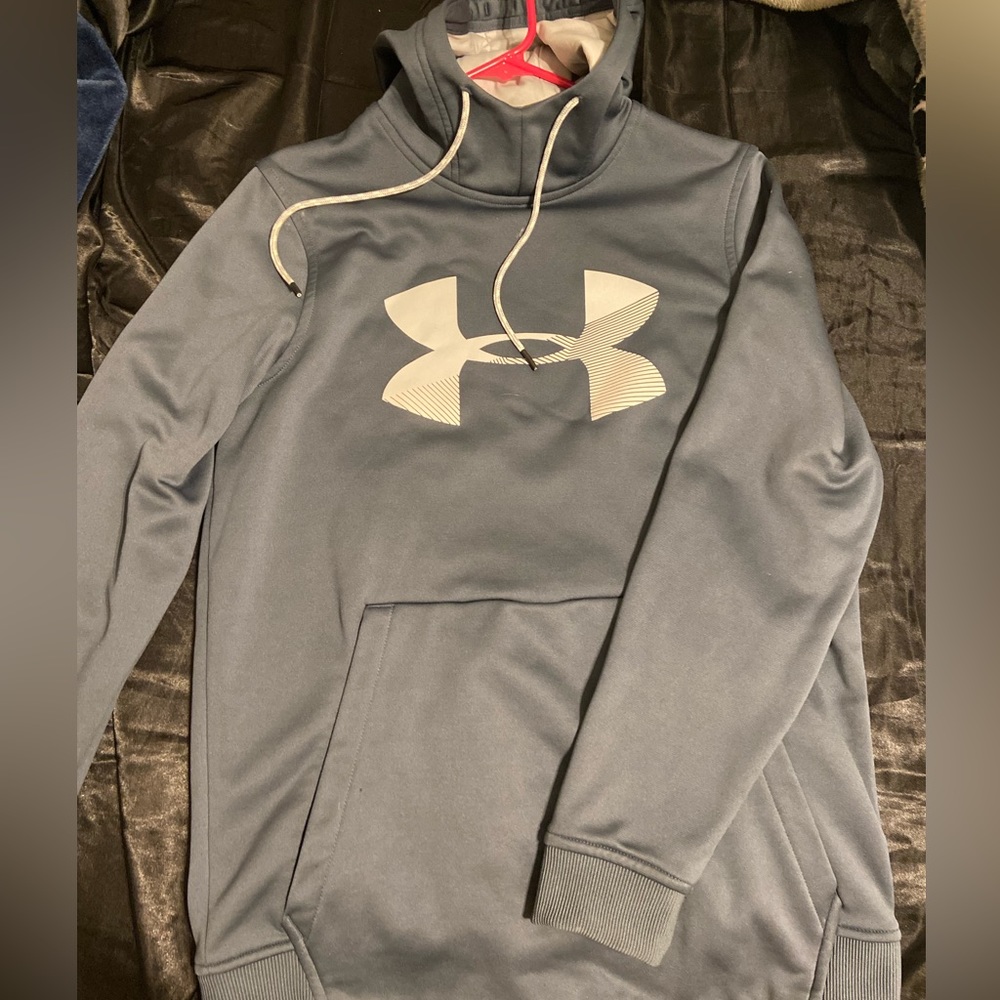 Sports comfort Under Aurmor sweater.